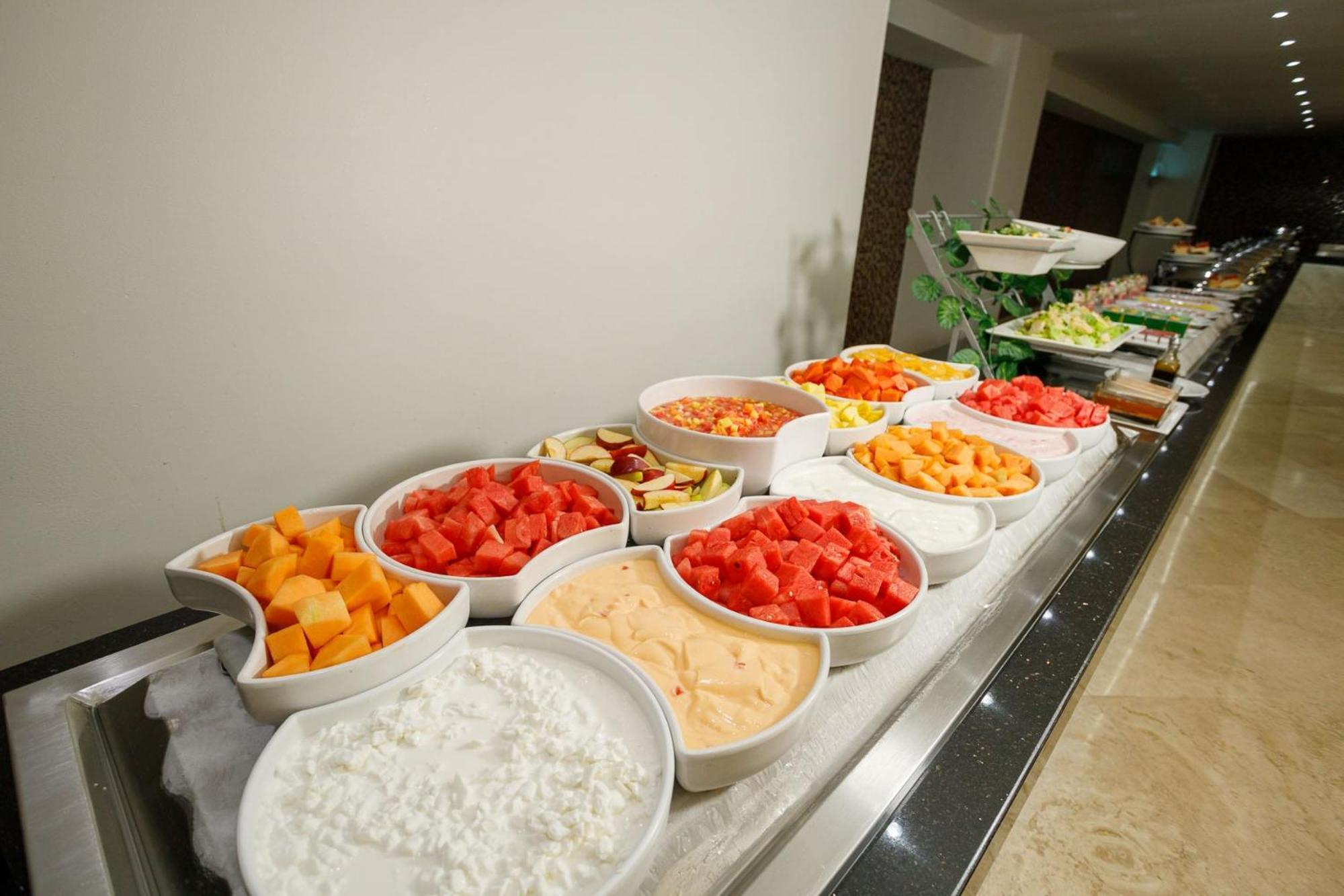 Real Inn Tijuana By Camino Real Hoteles Esterno foto A buffet of fruit and dairy products