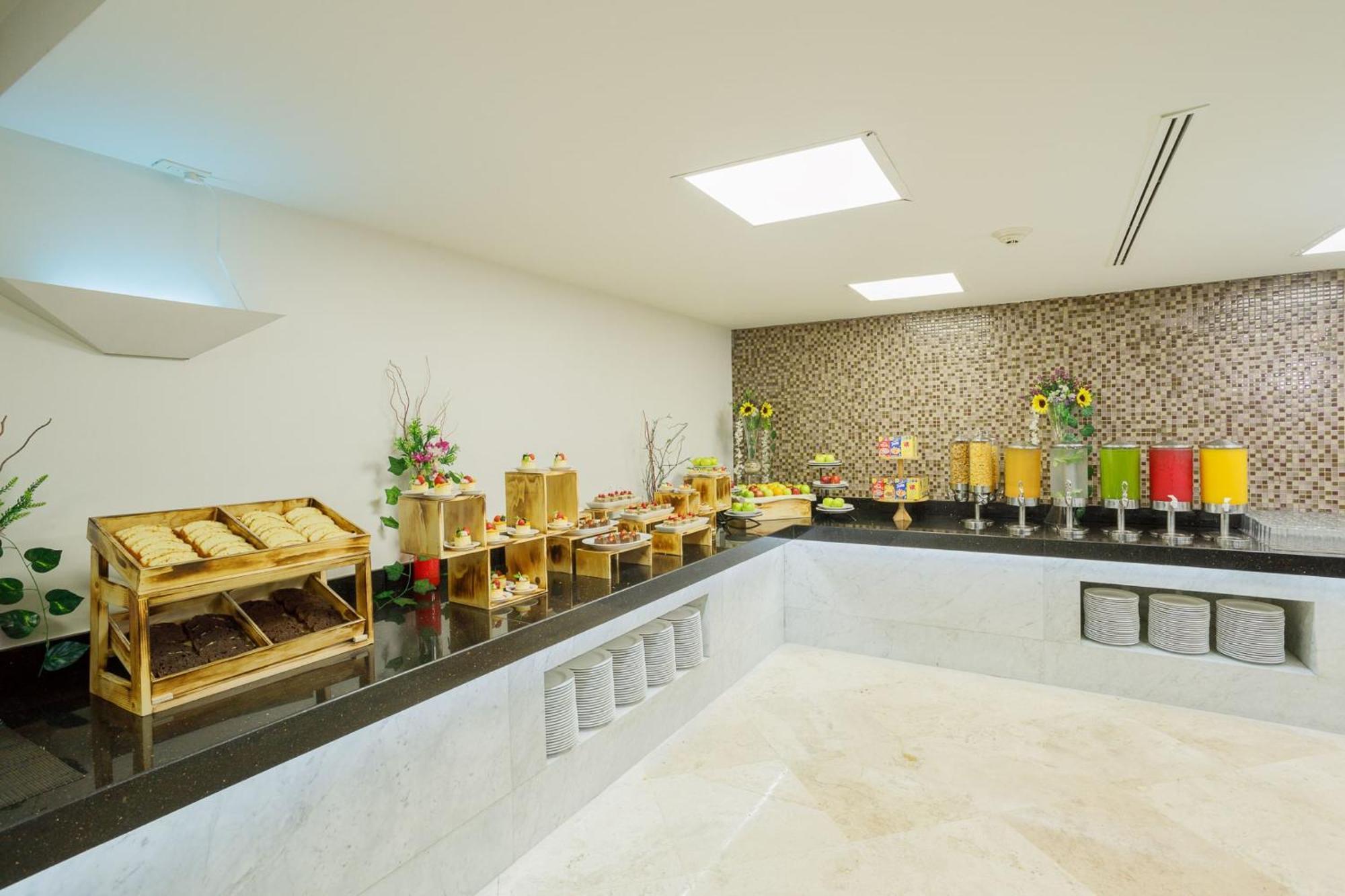 Real Inn Tijuana By Camino Real Hoteles Esterno foto A buffet at a hotel