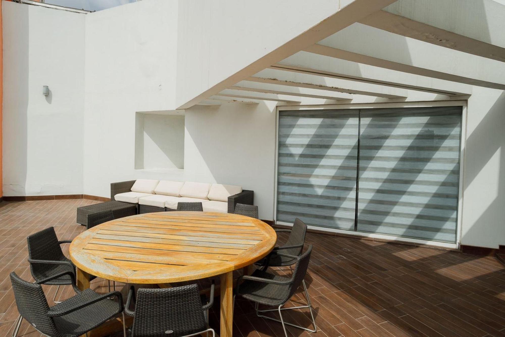 Real Inn Tijuana By Camino Real Hoteles Esterno foto A room with a large window