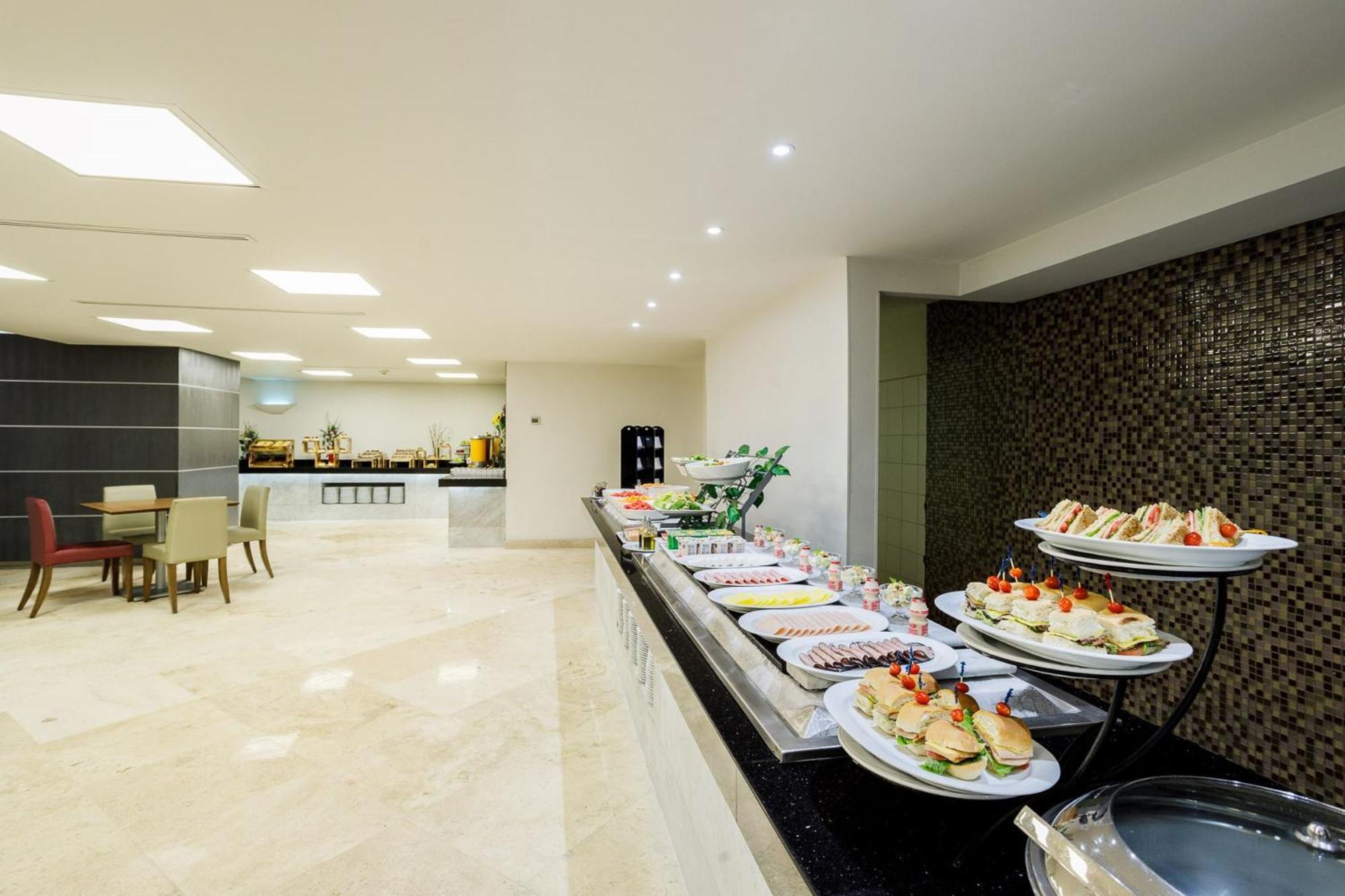 Real Inn Tijuana By Camino Real Hoteles Esterno foto The lounge at the airport