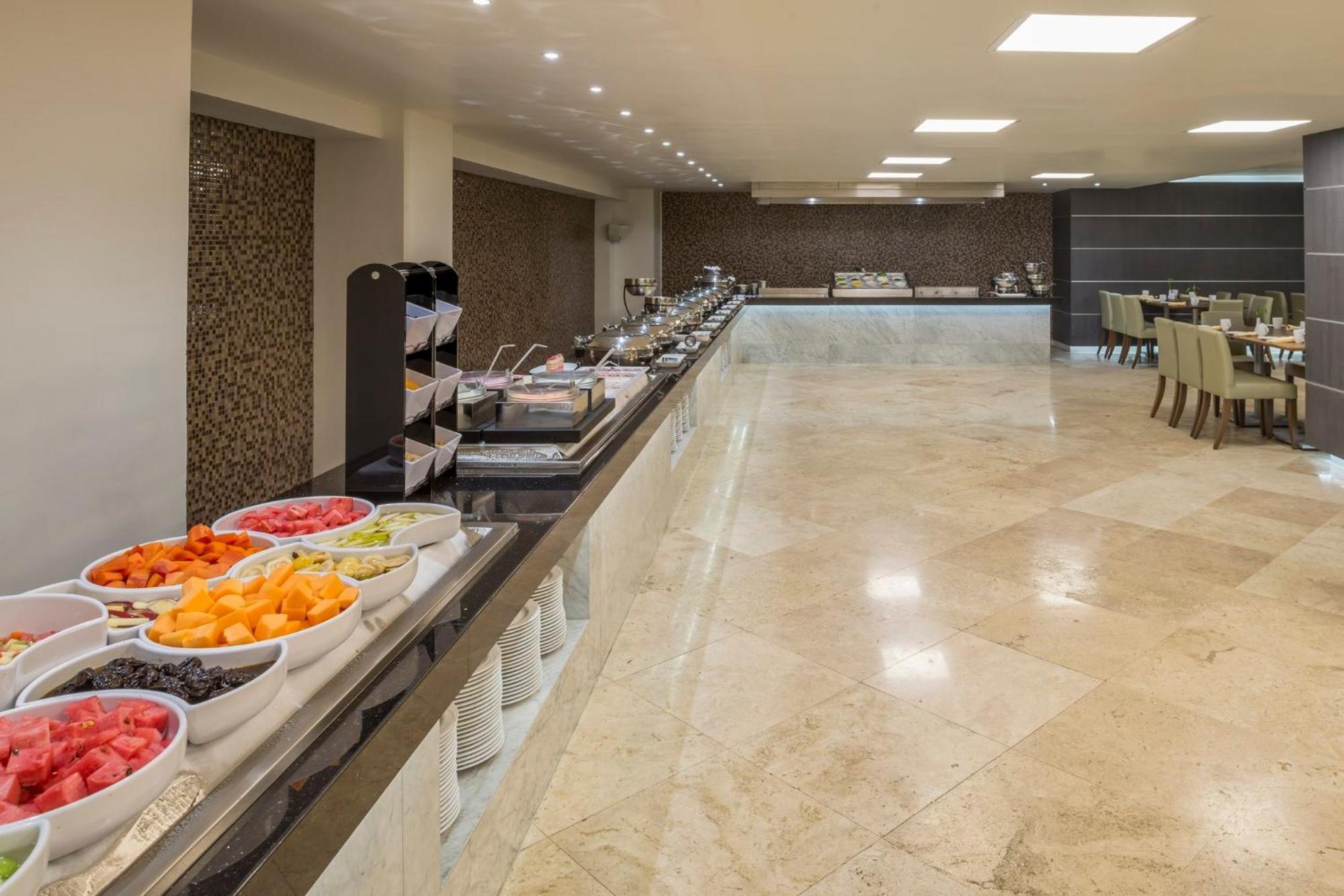 Real Inn Tijuana By Camino Real Hoteles Esterno foto Buffet at a hotel