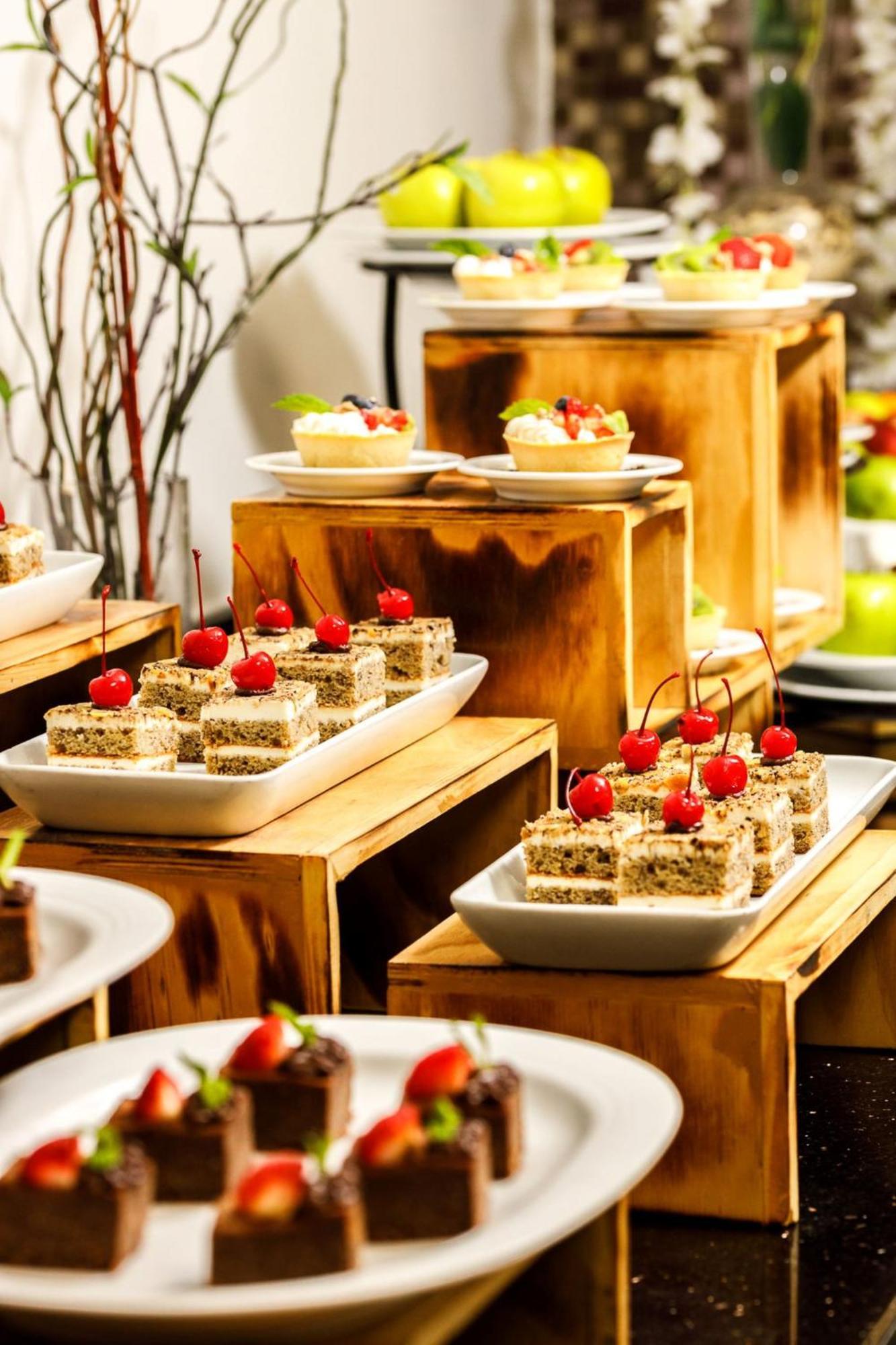 Real Inn Tijuana By Camino Real Hoteles Esterno foto A dessert buffet